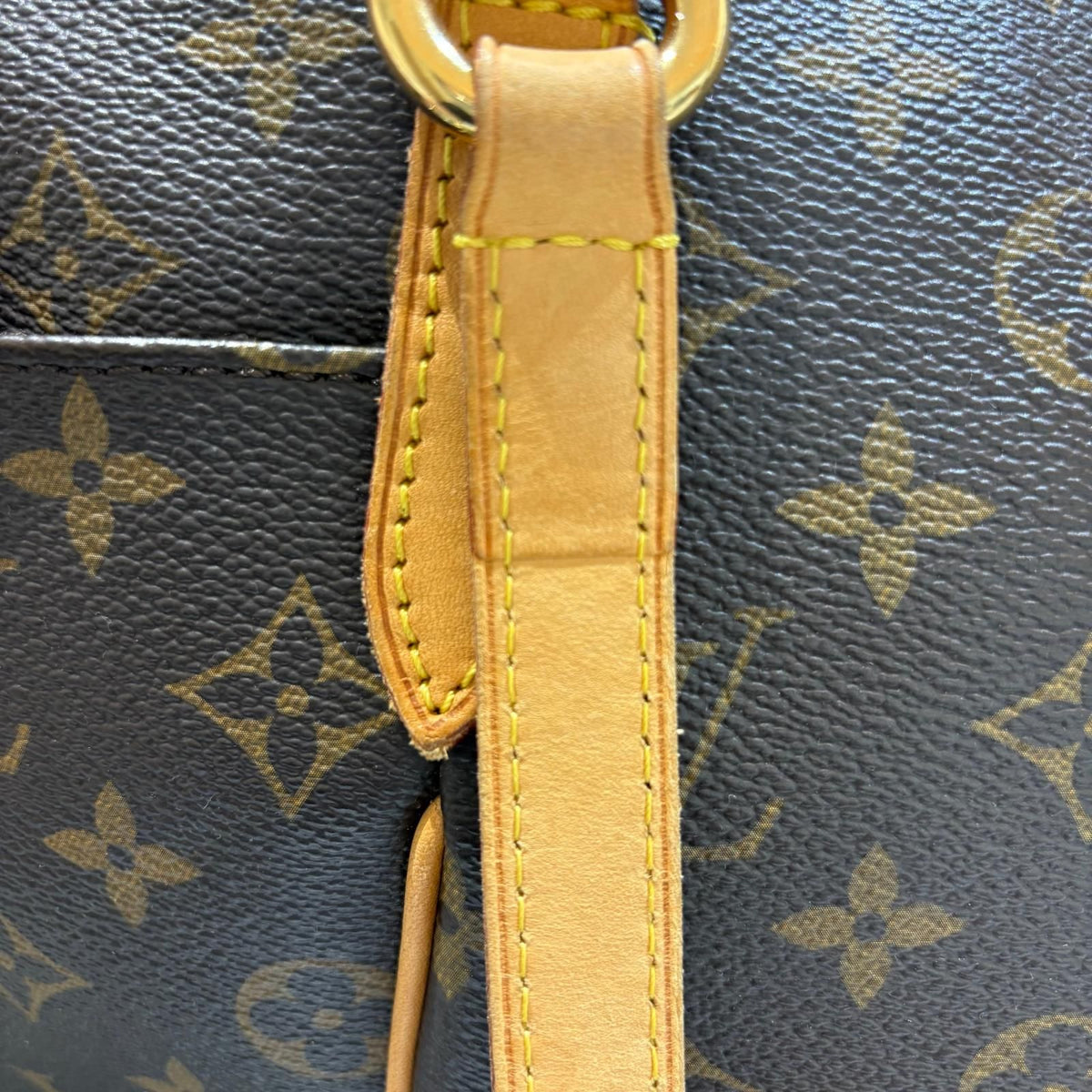 Louis Vuitton Totally MM Monogram Tote Bag — view 8