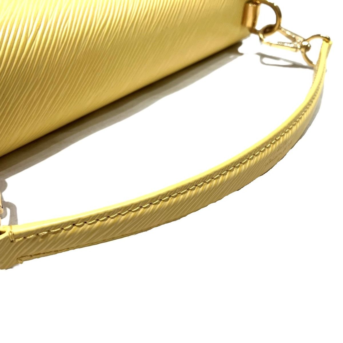 Louis Vuitton Twist MM Epi Handbag Leather — view 8