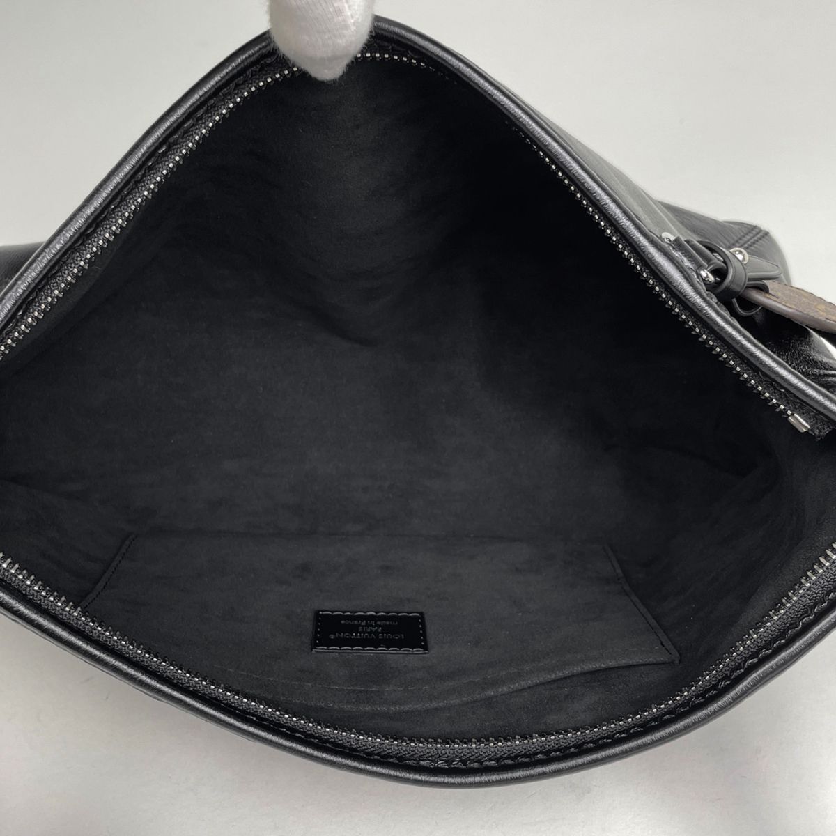 Louis Vuitton Carryall East West Shoulder Bag LV Vibe Leather Noir — view 7