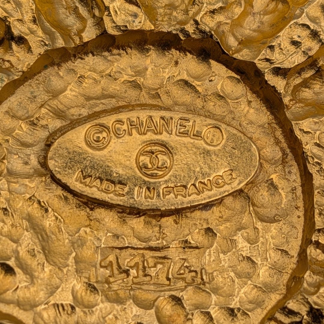 Chanel Brooch CC Logo Gold Emblem First Era Vintage — view 7
