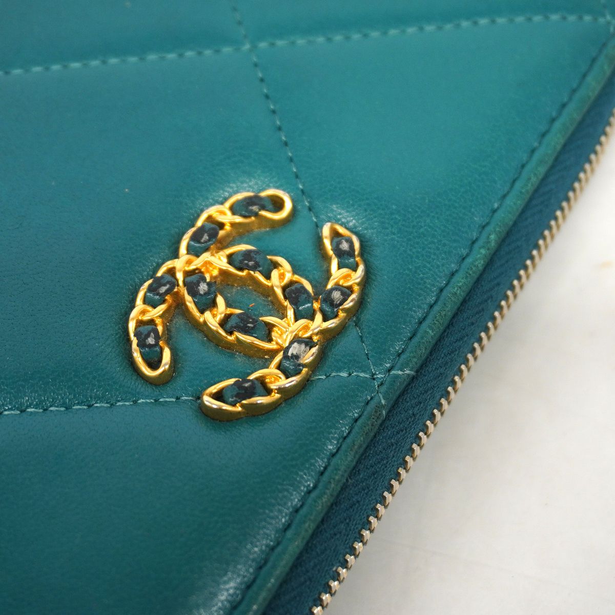 Chanel Wallet Chanel 19 Lambskin Green Gold — view 8