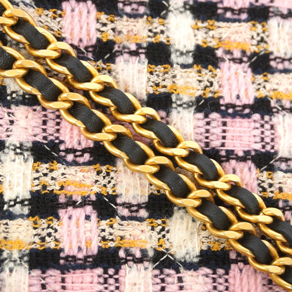 Chanel Shoulder Bag Tweed Multicolor Gold — view 8