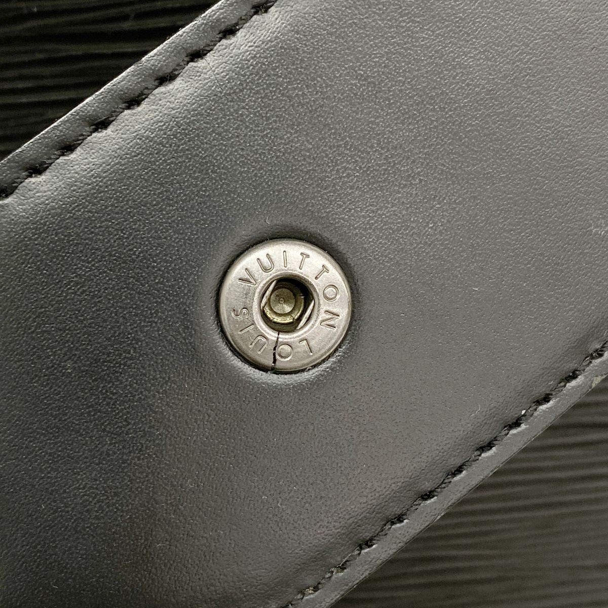 Louis Vuitton Shoulder Bag Epi Sac D'epaule GM Noir — view 8