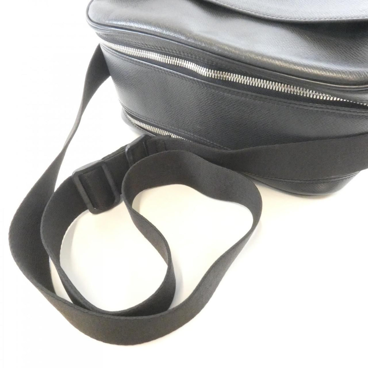 Louis Vuitton Taiga Reporter Shoulder Bag — view 8
