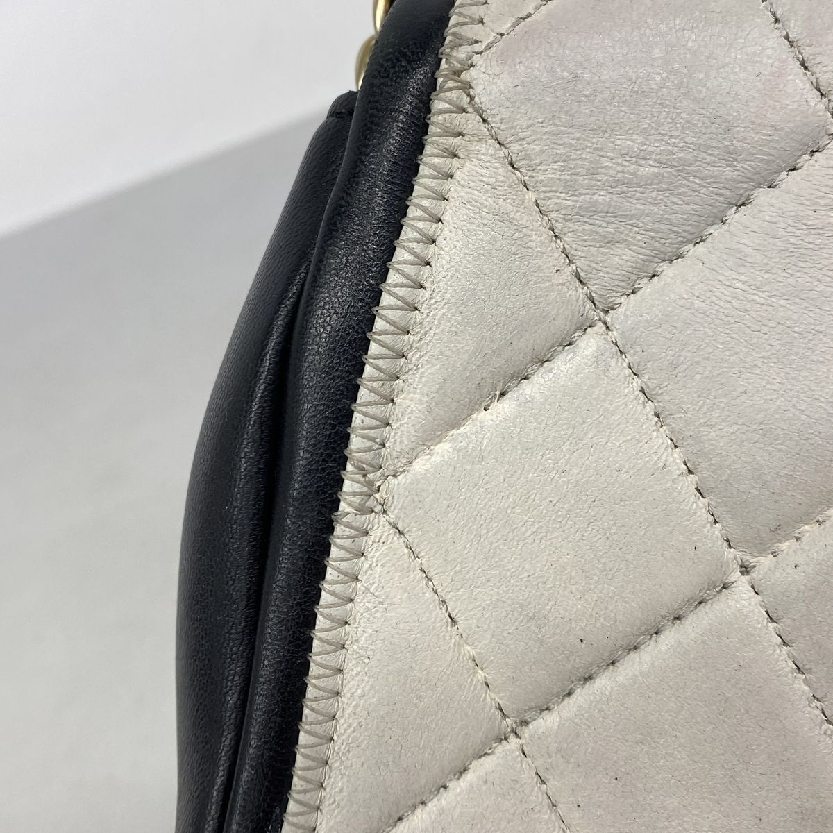 Chanel Shoulder Bag Quilted Lambskin White Black Gold — view 8