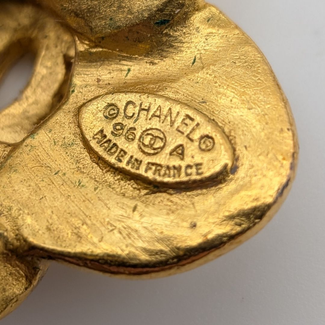 Chanel Single Earrings CC Logo Clover Arabesque Gold Vintage 96A — view 6