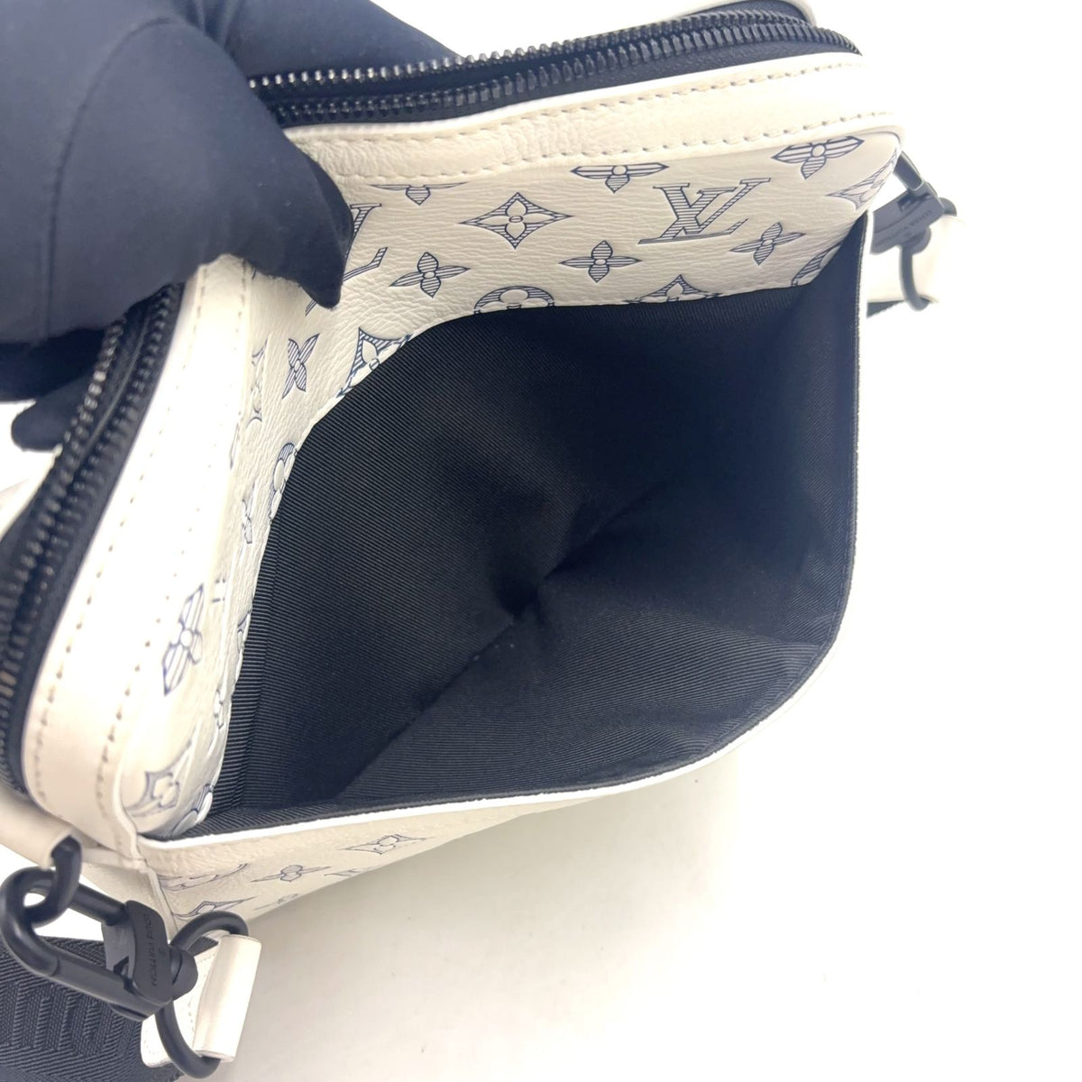 Louis Vuitton Trio Messenger Leather White Shoulder Bag Black — view 8