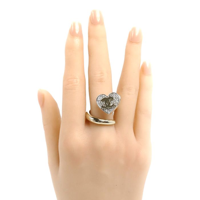 Chanel CC Logo Heart Ring — view 7