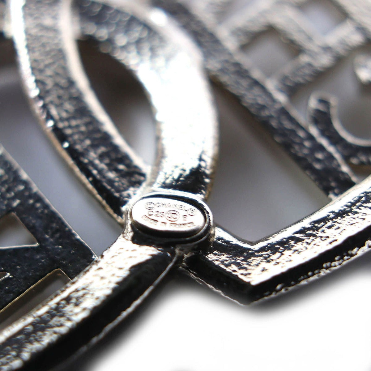 Chanel CC Logo Metal Strass Double Heart Chain Brooch Gold — view 9