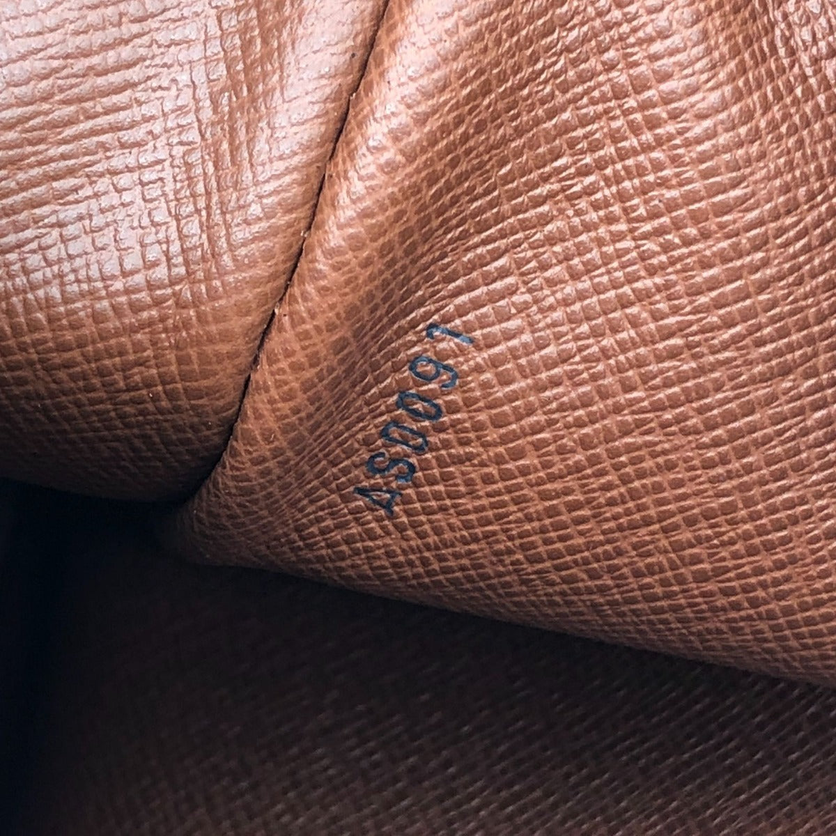 Louis Vuitton Boulogne 30 Shoulder Bag — view 13