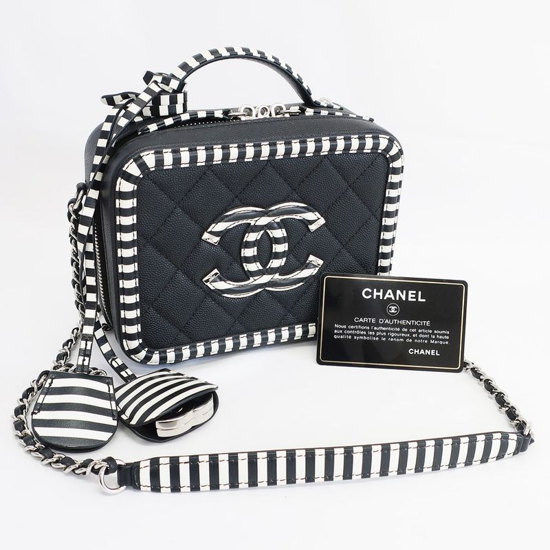 Chanel CC Filigree-chain Shoulder Bag White Black Svhardware Matelasse