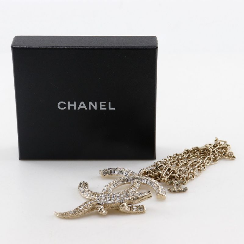 Chanel Coco Crocodile Motif Metal And Rhinestone Silver Ladies 126.3g Necklace