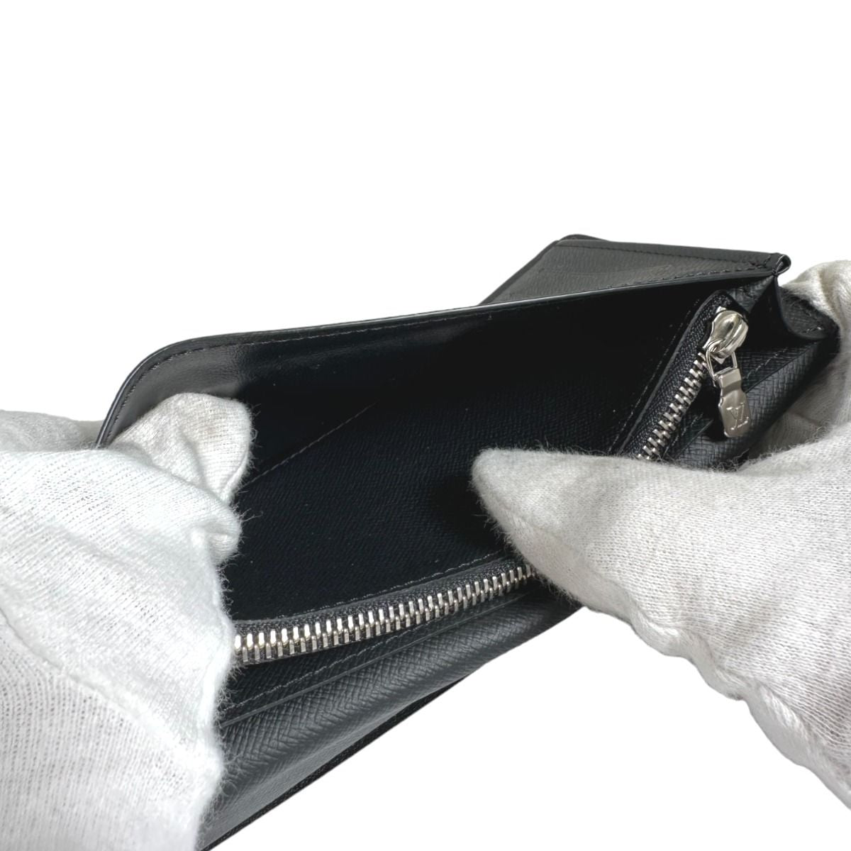Louis Vuitton Taiga Portefeuille Blazer Long Wallet Black