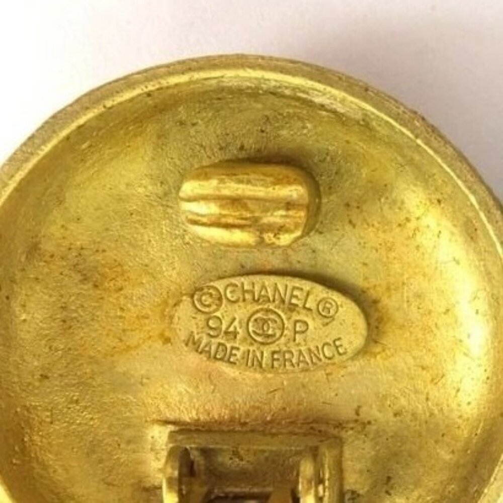 CHANEL Vintage 1994 CC Gold Plate Clip-On 1" Round Medallion Logo Earrings w/Box