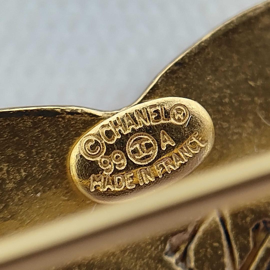 Chanel Brooch Gold CC Logo Vintage — view 8