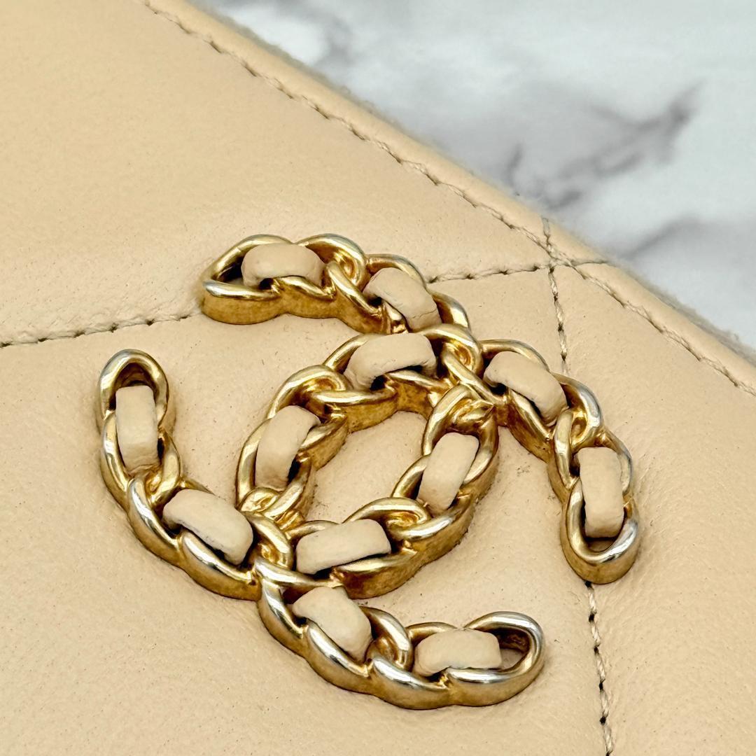 Chanel Dizeneuf 19 Wallet — view 9