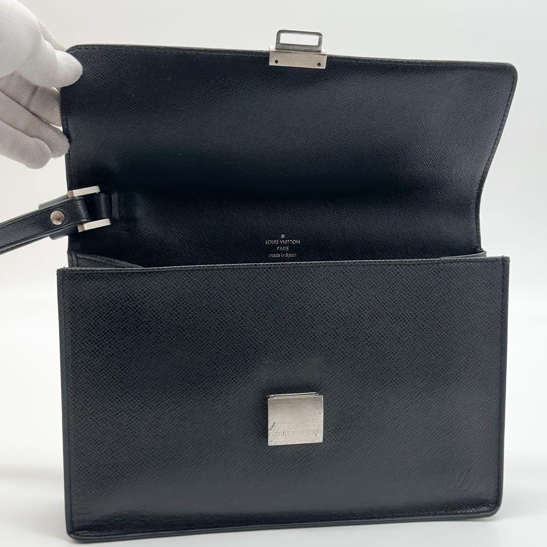 Louis Vuitton Selenga Taiga Clutch Leather — view 9