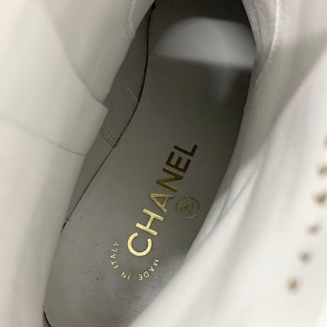 Chanel CC Logo Turnlock Leather Short Boots White Black — view 8