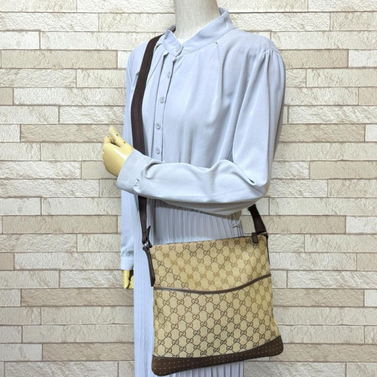 Gucci GG Canvas Shoulder Bag Brown — view 2