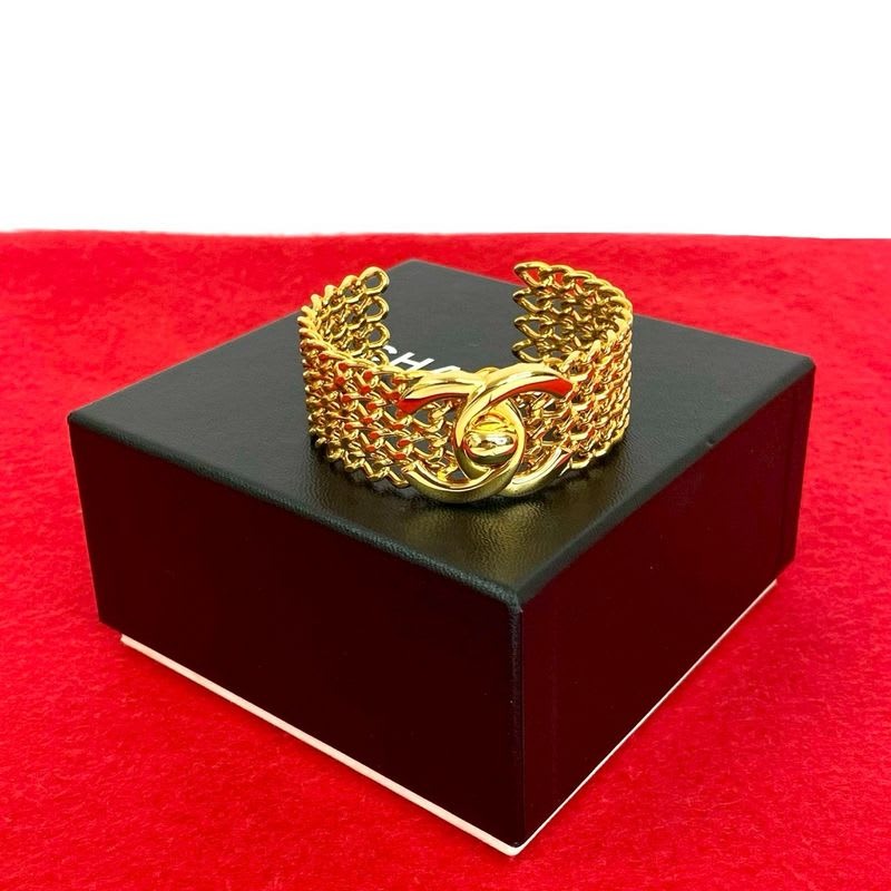 Chanel Coco Mark Turnlock Motif GP Bangle Bracelet 97A