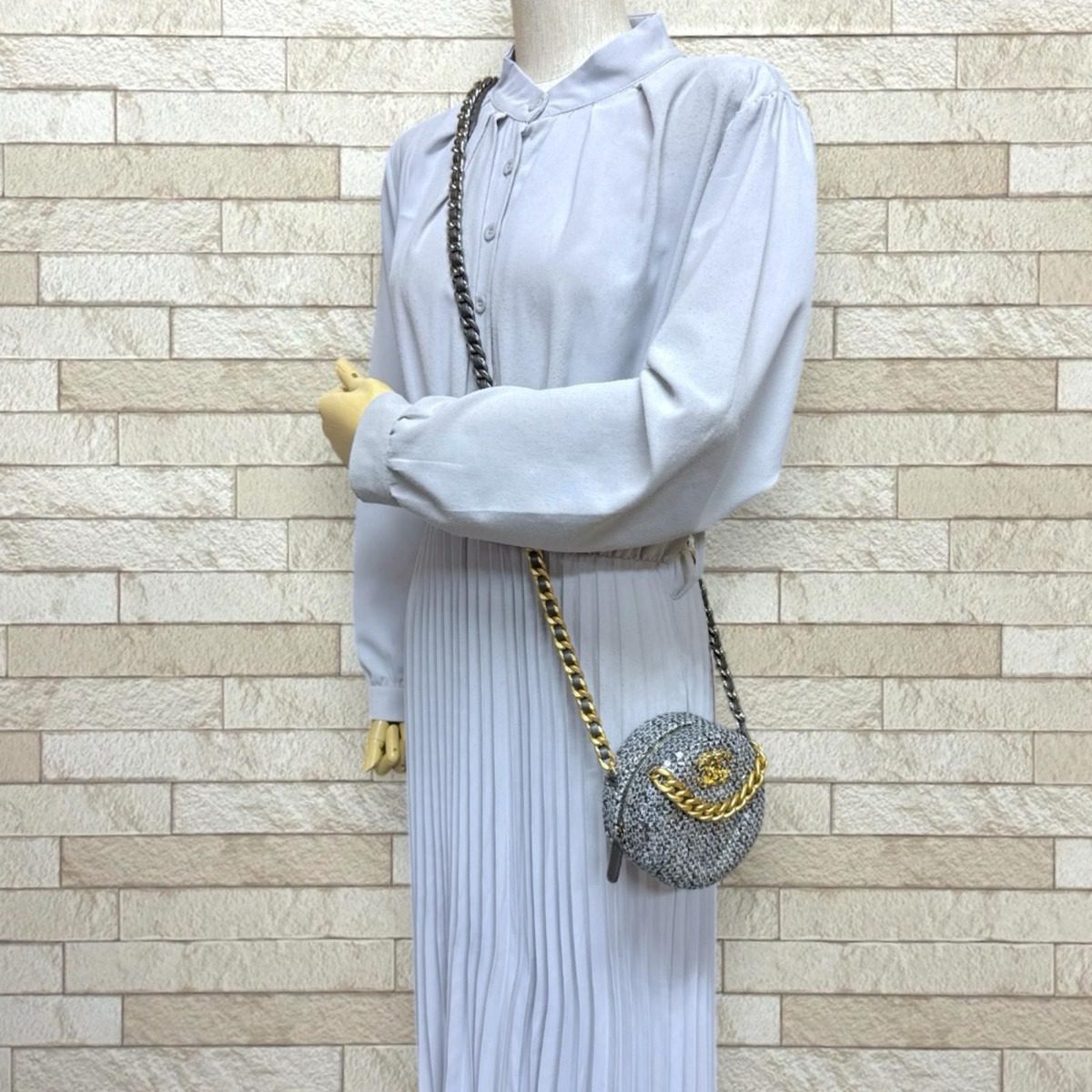 Chanel 19 Shoulder Bag Sequin Silver — view 2