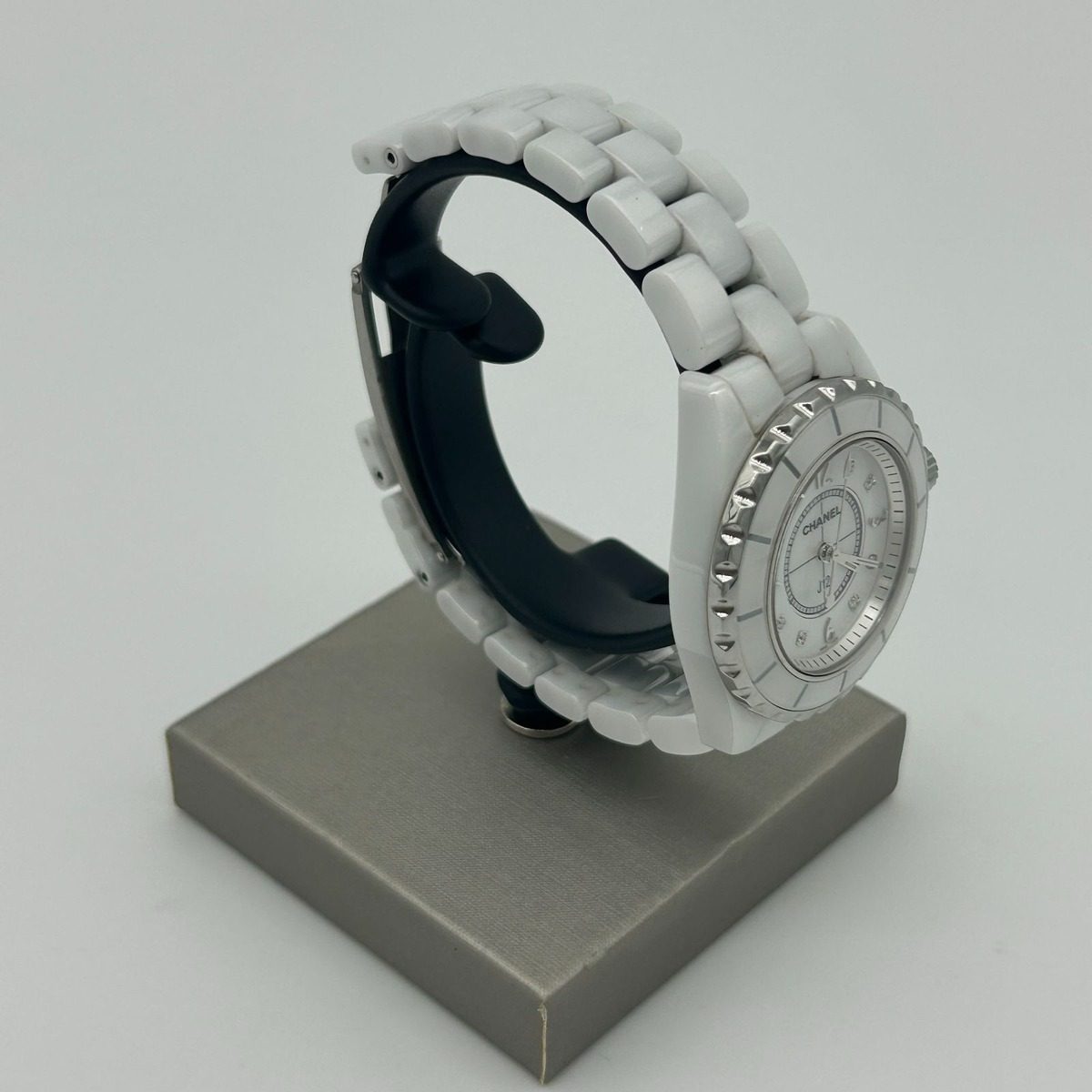Chanel 33 mm White Watch — view 4