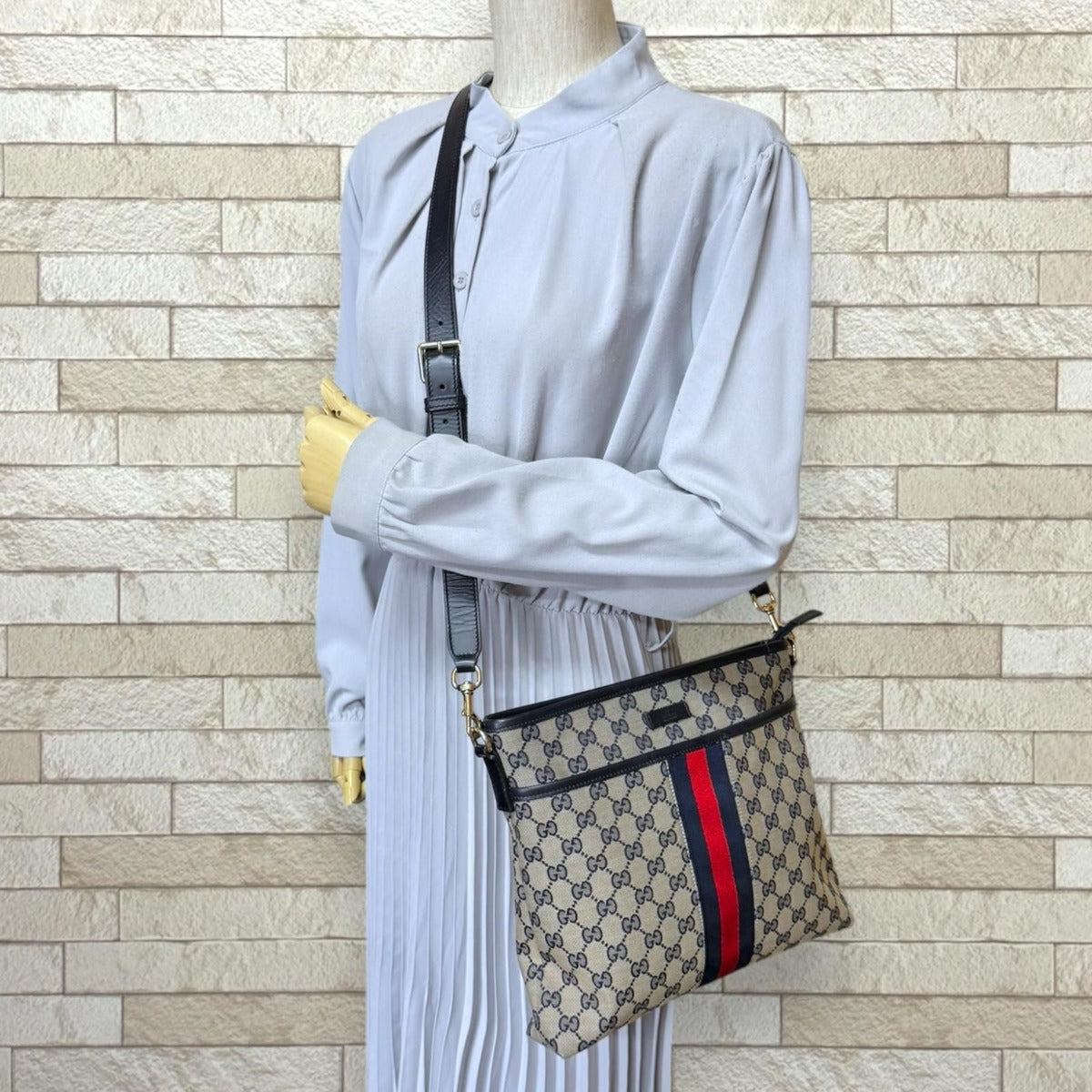 Gucci Sherry GG Canvas Shoulder Bag Beige Navy — view 2