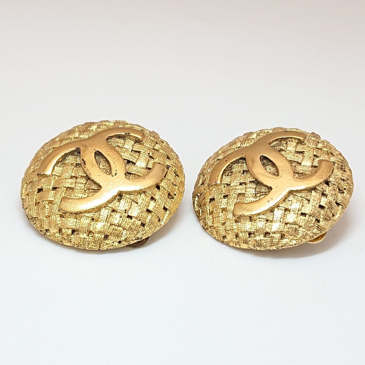 Chanel Vintage Earrings CC Logo Gold 29 — view 6