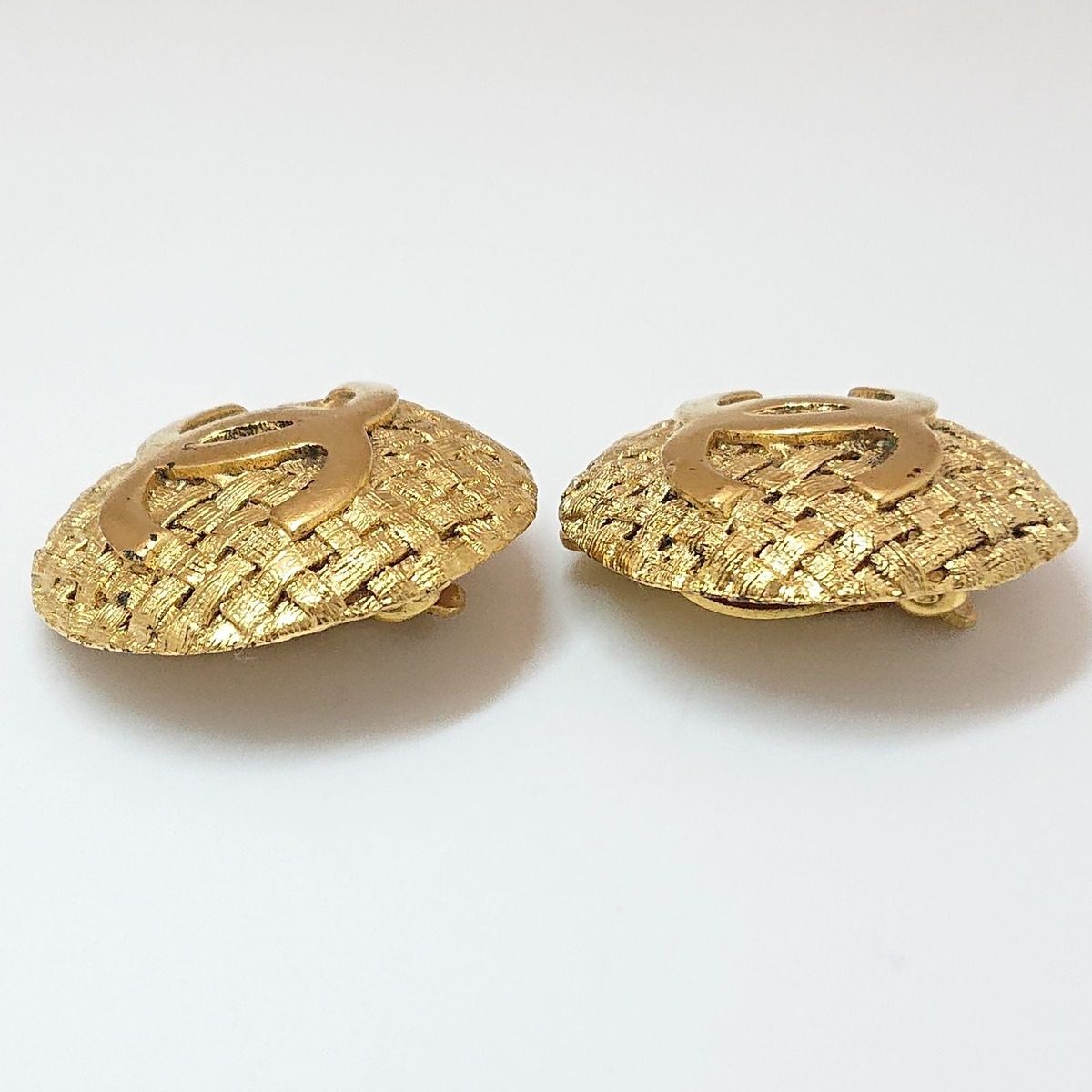 Chanel Vintage Earrings CC Logo Gold 29 — view 9