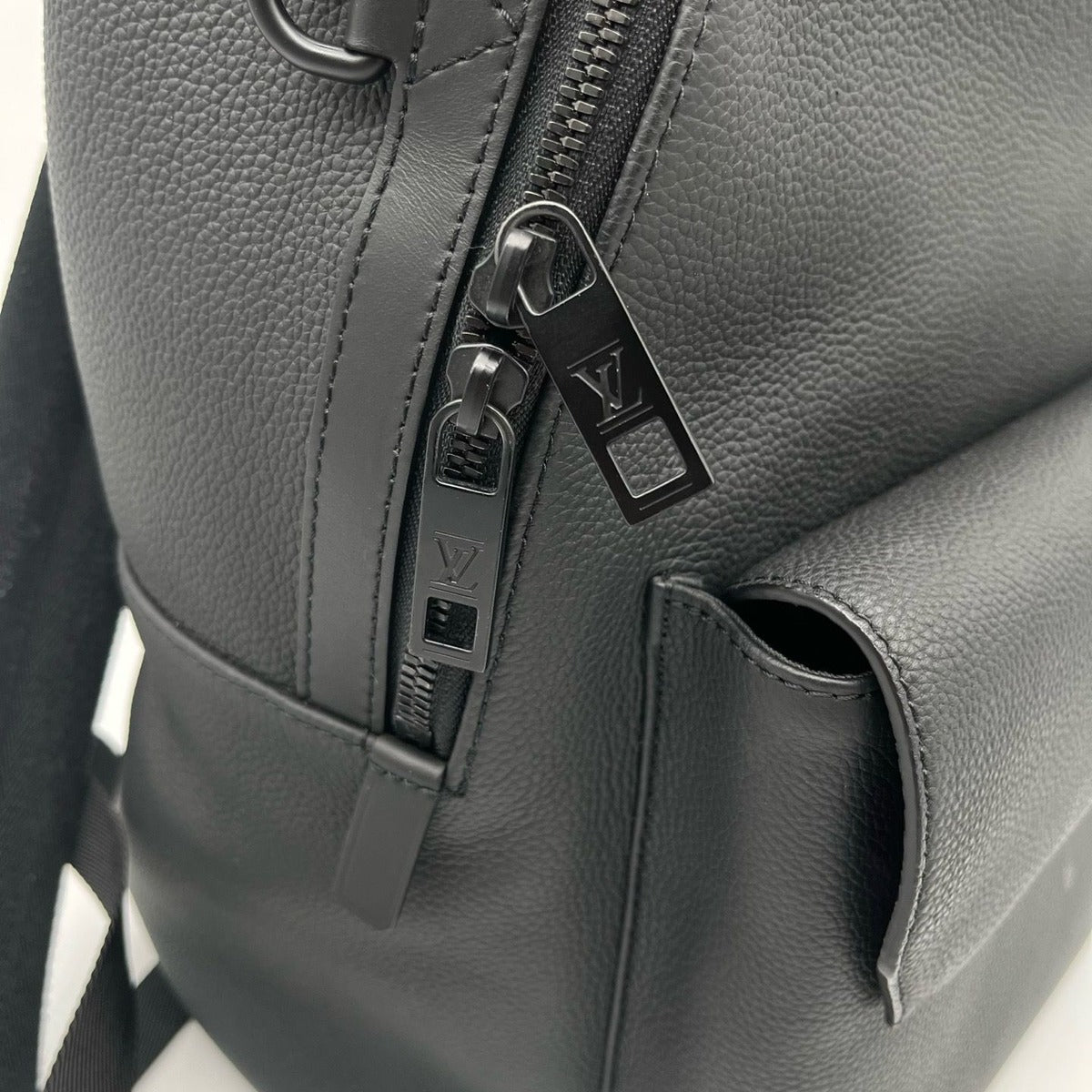 Louis Vuitton LV Aerogram Pilot Sling Bag Leather Noir Black — view 12