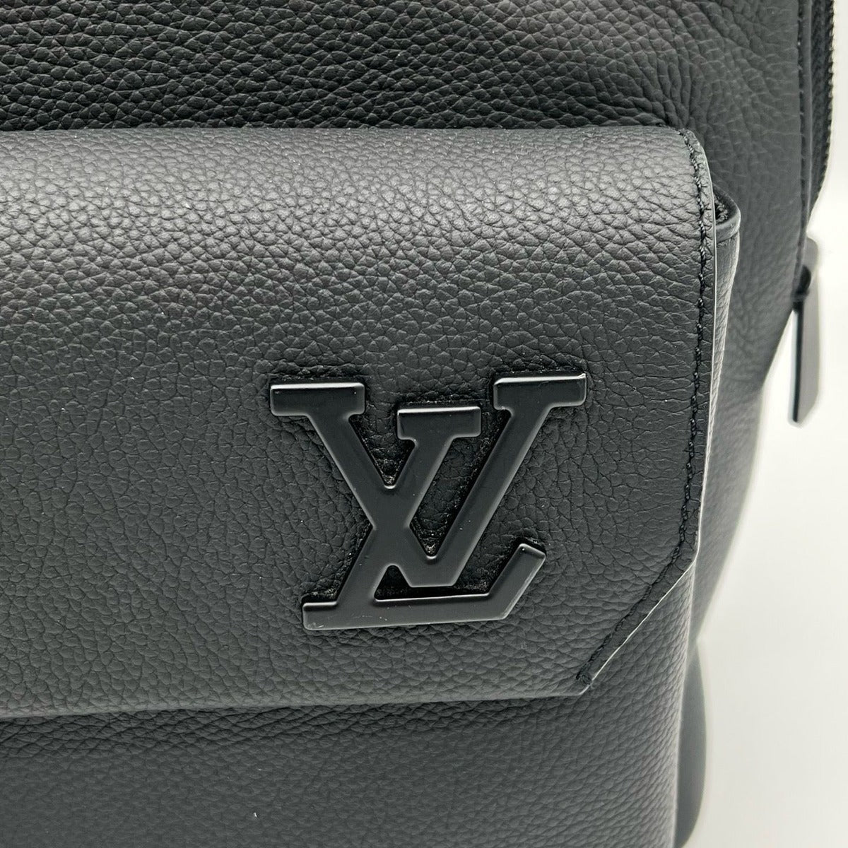Louis Vuitton LV Aerogram Pilot Sling Bag Leather Noir Black — view 13
