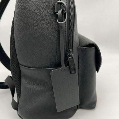 Louis Vuitton LV Aerogram Pilot Sling Bag Leather Noir Black — view 16