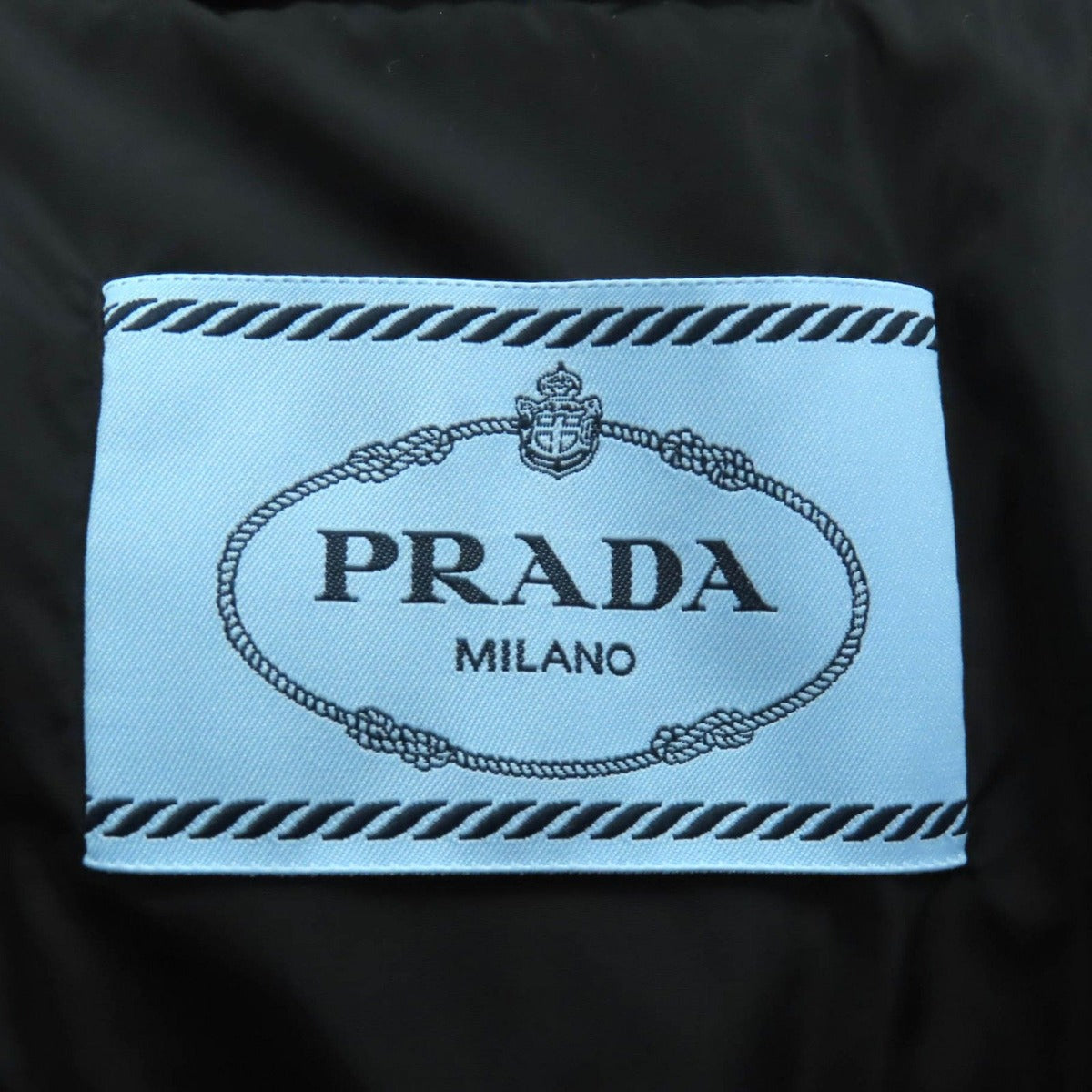 Prada 24 AW 29 S131 100% Virgin Wool Triangle Logo Plate Leather Belt Down Vest — view 10