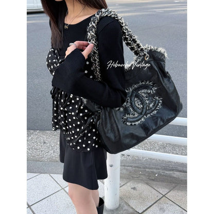 Chanel CC Logo Chain Shoulder Bag Black Leather Vintage — view 2