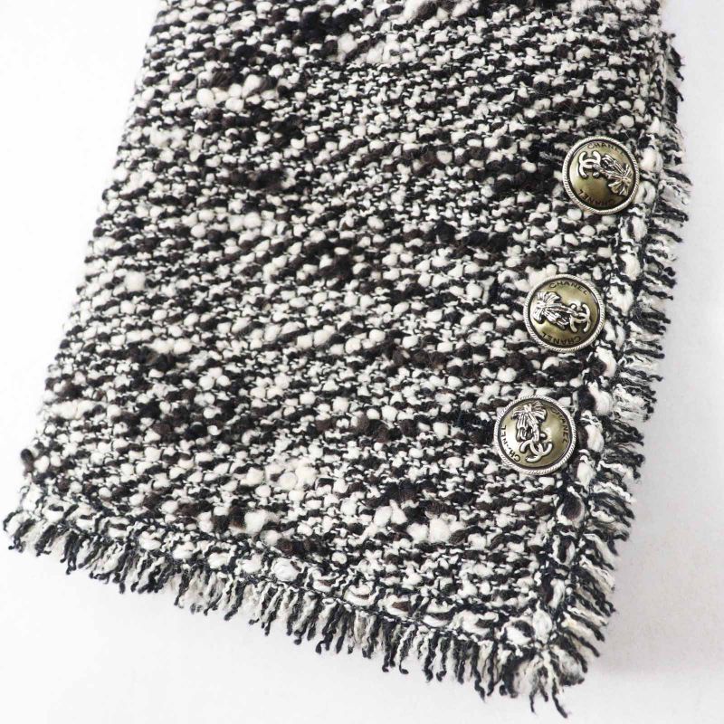 CHANEL Vintage P24398 04A Front Hook Cut-off Tweed Jacket With Ribbon And Coco