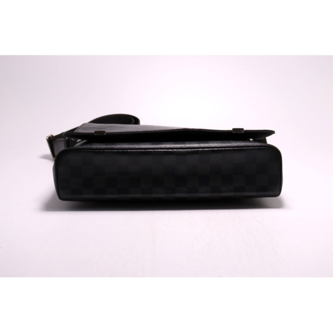 Louis Vuitton District MM NM Shoulder Bag
