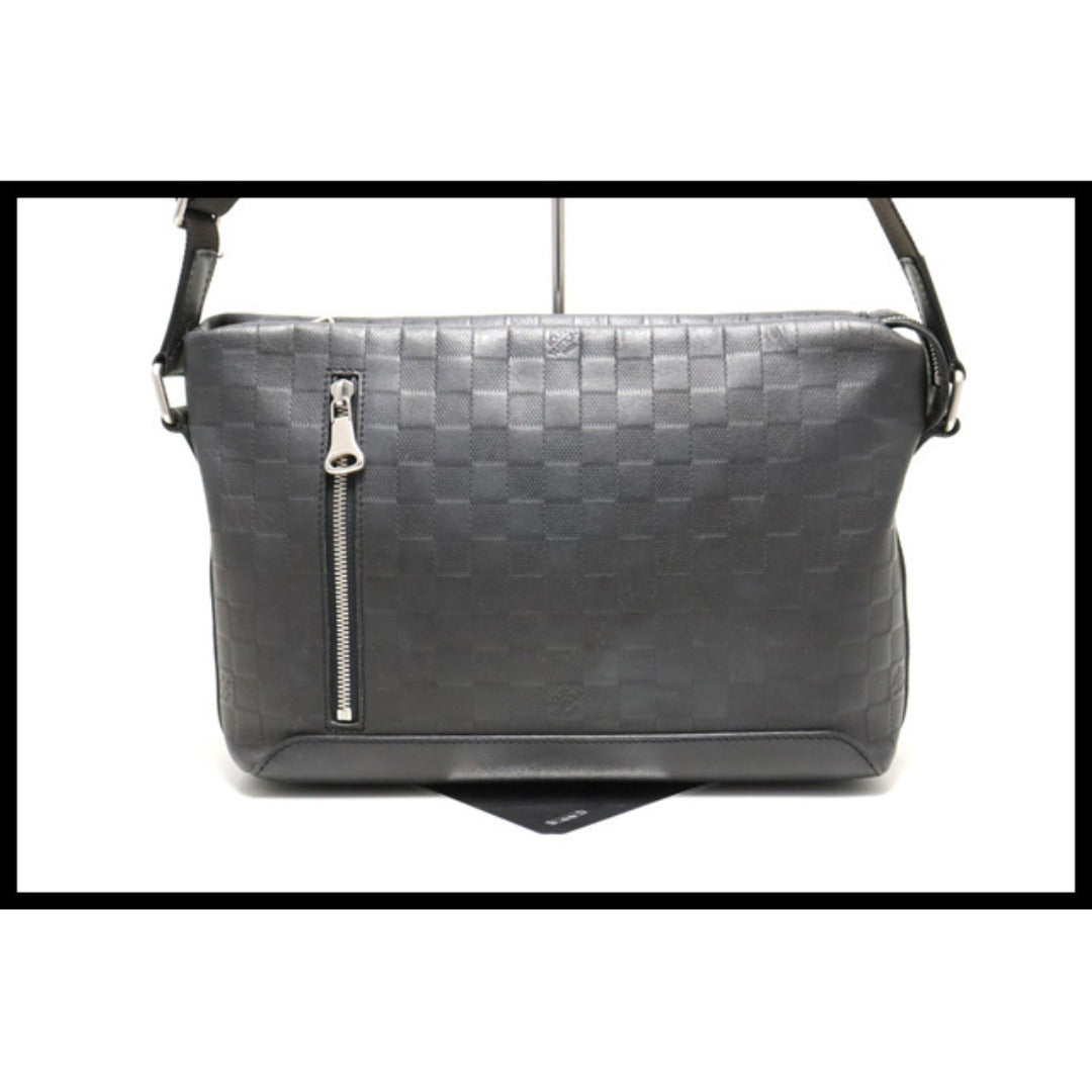 Louis Vuitton Discovery Messenger PM
