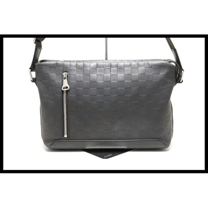 Louis Vuitton Discovery Messenger PM