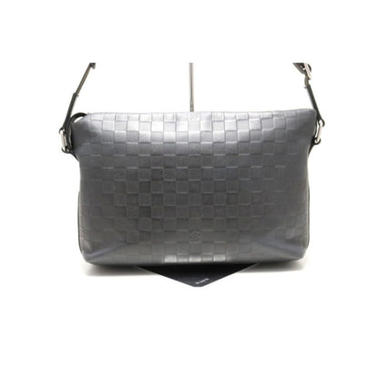 Louis Vuitton Discovery Messenger PM