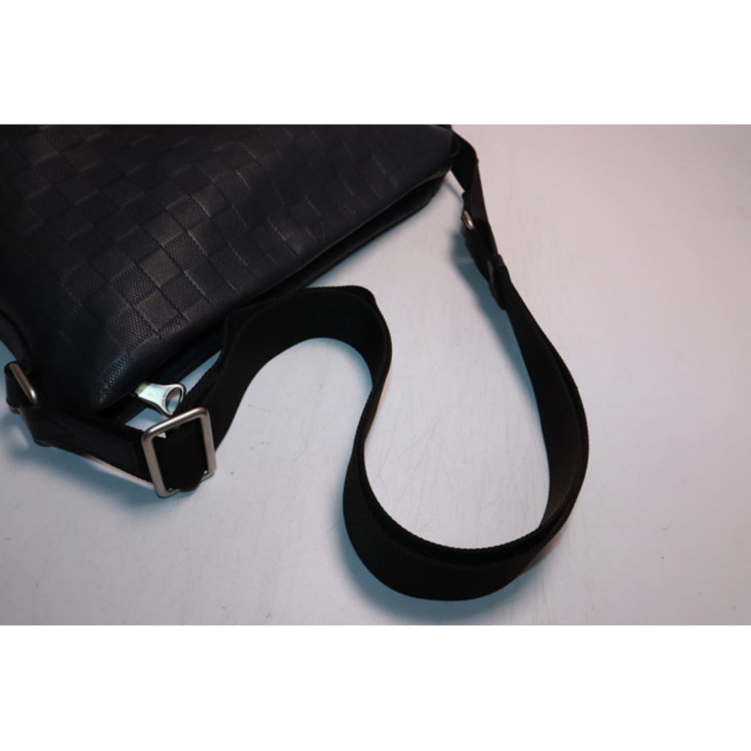 Louis Vuitton Discovery Messenger PM