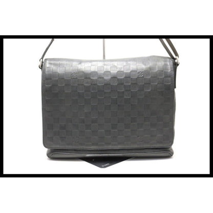 Louis Vuitton District MM Shoulder Bag