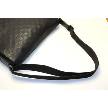 Louis Vuitton District MM Shoulder Bag
