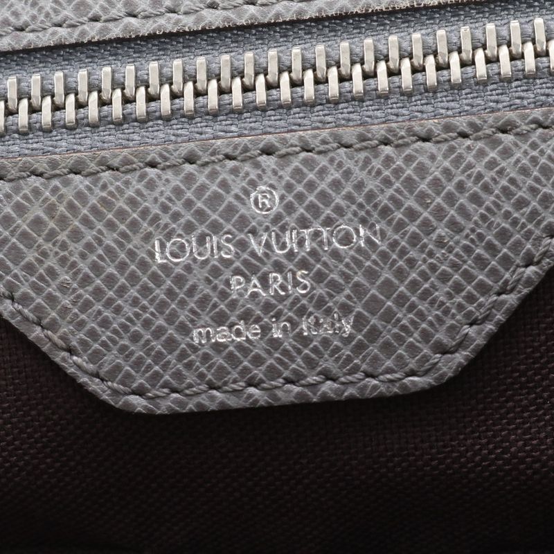 Louis Vuitton Taiga Vasili PM M32641 Leather 2WAY Business Bag Crossbody