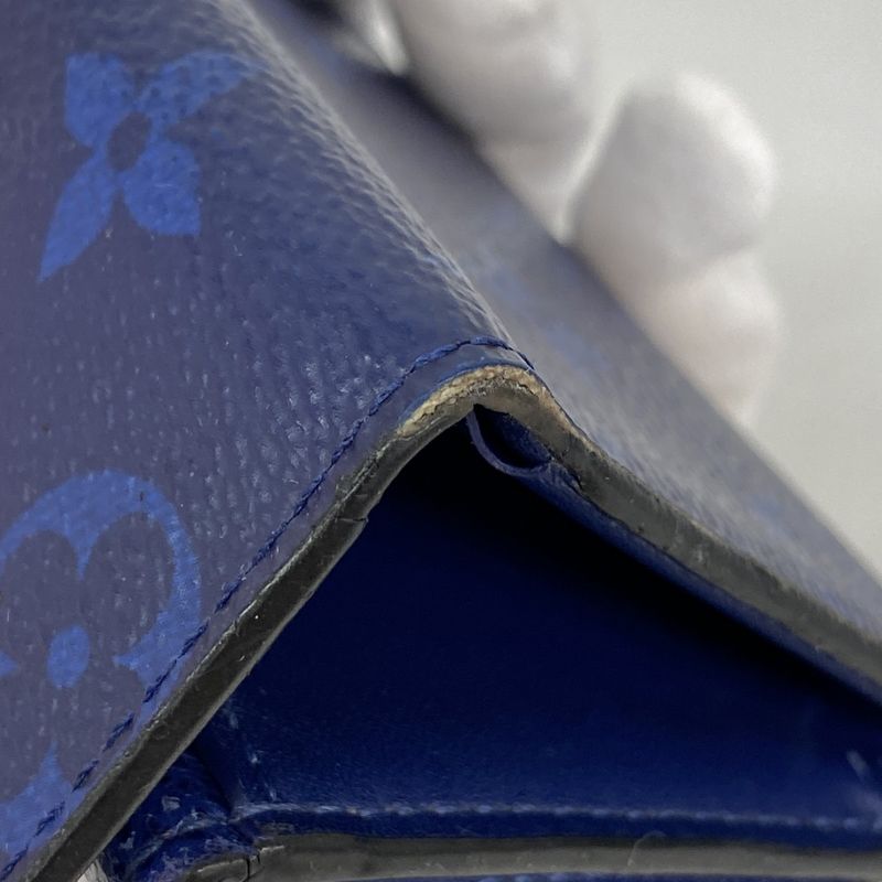 Louis Vuitton Taiga Llama Discovery Compact Wallet M67620 Cobalt Men's