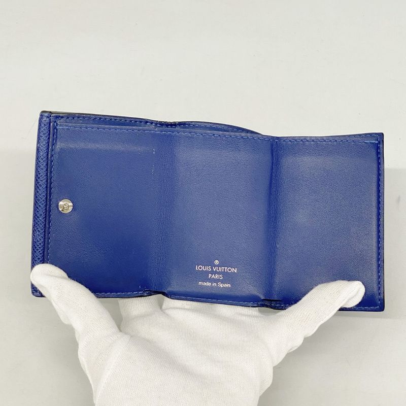Louis Vuitton Taiga Llama Discovery Compact Wallet M67620 Cobalt Men's