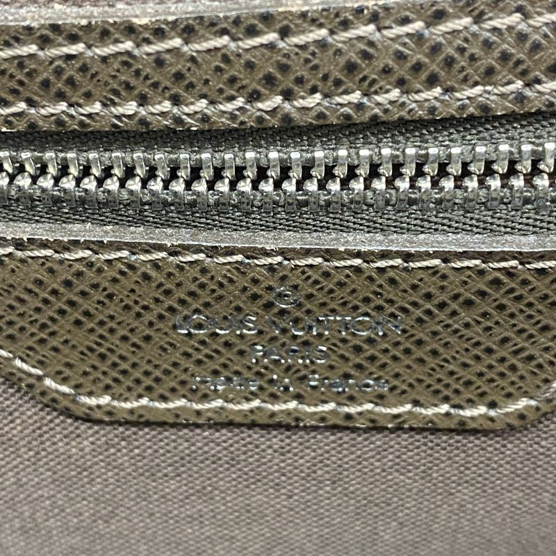 Louis Vuitton Taiga Alexei M32478 Grizzly Men's Shoulder Bag