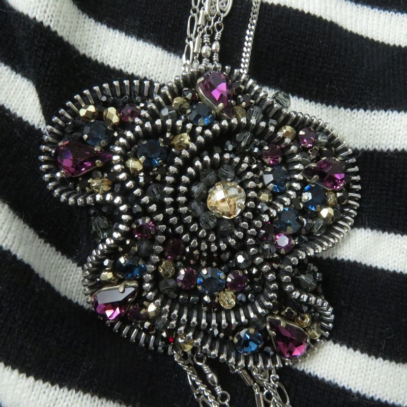 CHANEL 08A P33451 Striped 100% Cashmere Long-sleeved Knit With Bijoux Chain