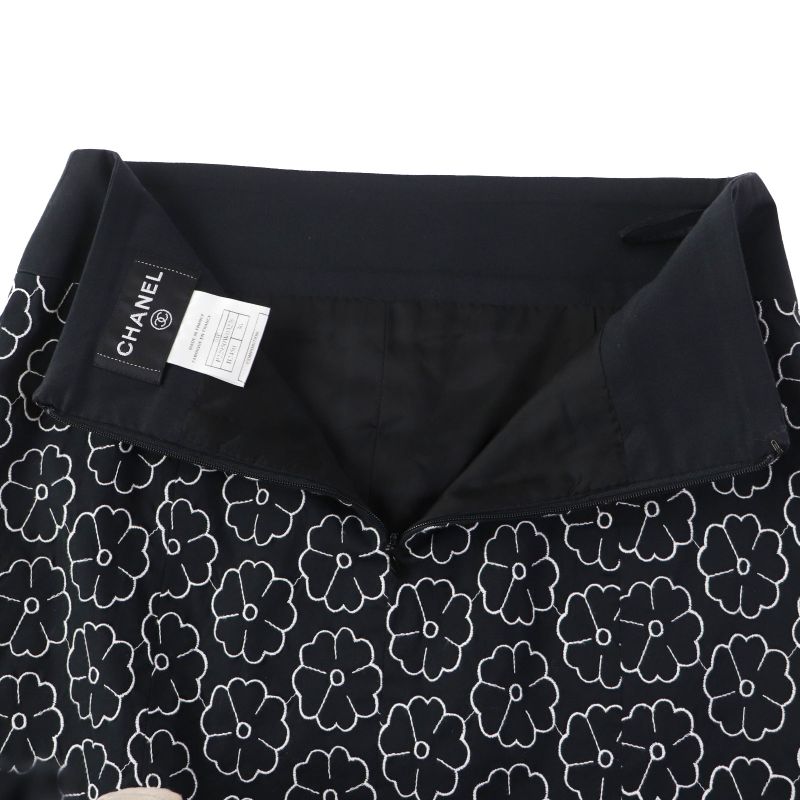 CHANEL 04P P22950 Camellia Pattern Skirt With Logo Plate Black White 36 Made