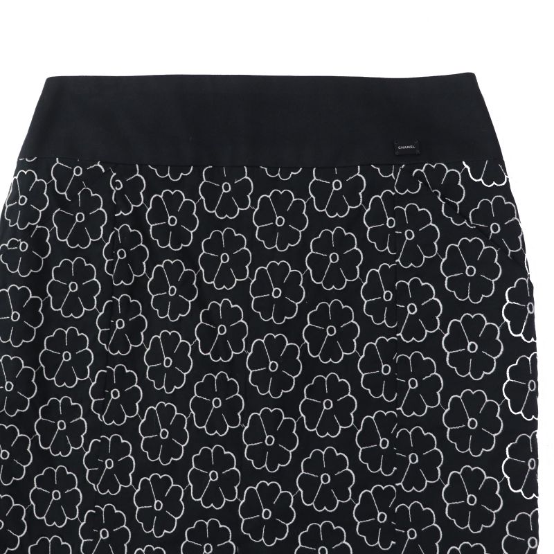 CHANEL 04P P22950 Camellia Pattern Skirt With Logo Plate Black White 36 Made