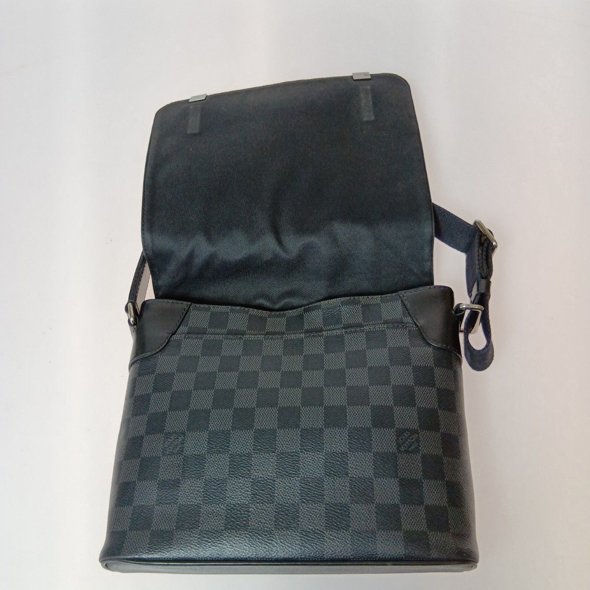 Louis Vuitton Damier Graphite District PM Nm Shoulder Bag N41028 Black